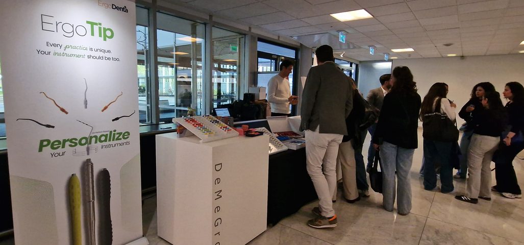 Dental professionals at the Demegro ErgoDenta booth, Gebitsslijtage 2026