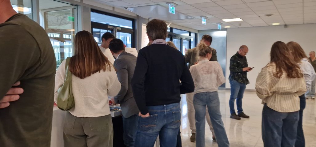 Visitors examining ErgoDenta instruments at Gebitsslijtage 2026